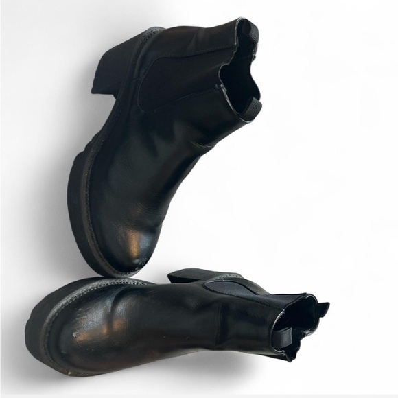 Sleek Black Chelsea Boots - Picture 1 of 2